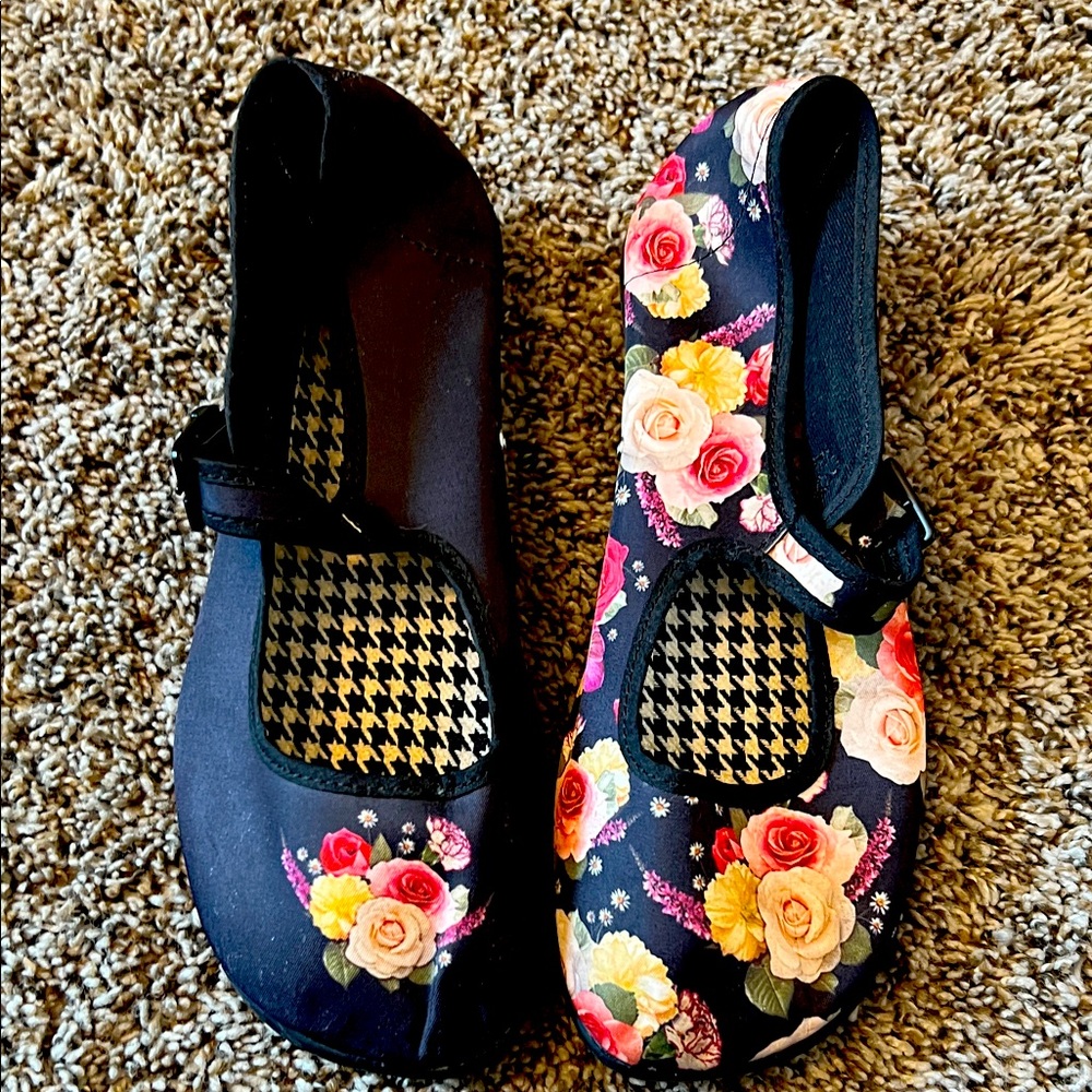 Hot chocolate design, Mary Jane shoes. Size 6, worn one time.